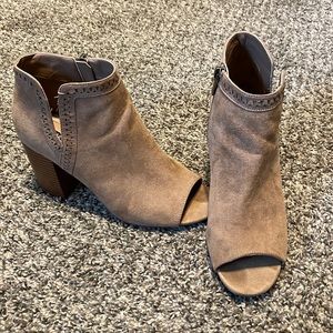 Tan Suede open-toe Sandals w\heel size 8.5